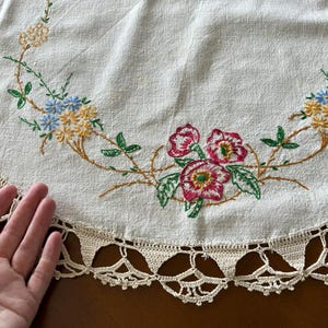 Finished Embroidery Centerpiece Runner 31"by24" Oval, Floral w/ Crocheted Lace Edge 1960s