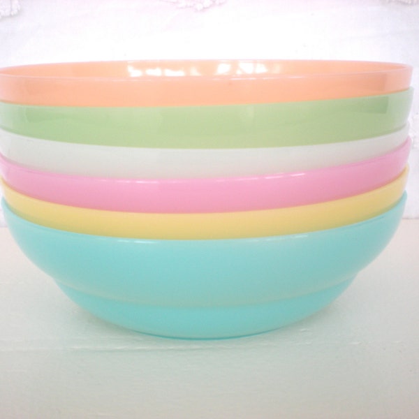 Vintage Tupperware Bowls    set of 6   Pastels