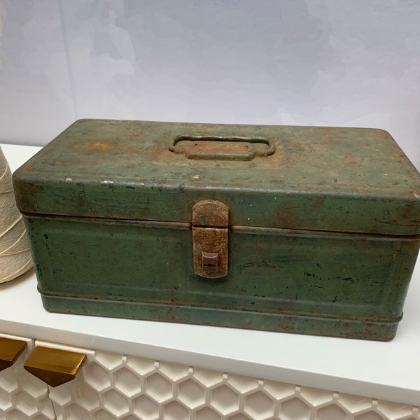 boîte à serrure vintage, boîte à outils VERTE, récipient de rangement en métal patiné vieux rouillé avec poignée de loquet, boîte de présentation vieillie robuste, en l'état