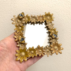 Liten fin FAME guldfärgad med humlor och blommor, 7,5 x 7,5 cm fyrkantig ram, metallram, vintage sängram med glas, prästkragar