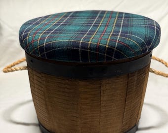 Otomana de madera vintage con forma de cubo de almacenamiento, tapa con cojín a cuadros, asas de cuerda y taburete rústico de granja.