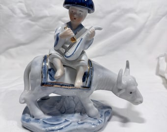 Vintage Blau Weiße Porzellan Figur | Junge reitend Wasserbüffel, Flötenspieler