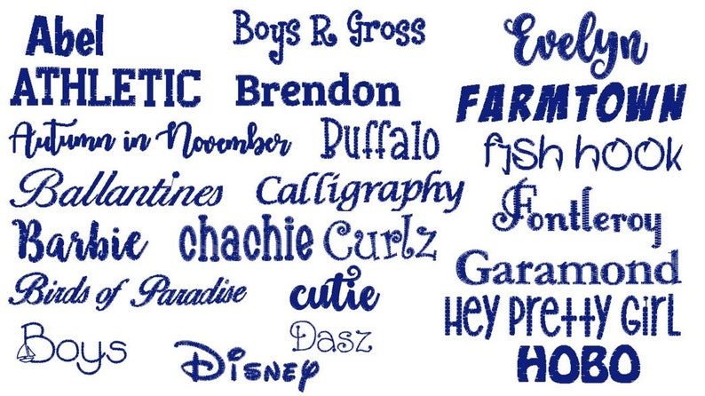 Op de afbeelding: Een verzameling marineblauwe tekstontwerpen op een witte achtergrond. De tekst bevat verschillende woorden en namen zoals "ATHLETIC", "Barbie", "Disney" en "FARMTOWN", in verschillende lettertypen en stijlen.