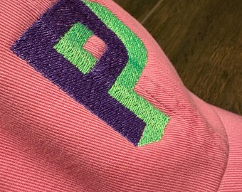 Verontruste baseballpet: borduursel met schaduwmonogram - cadeau voor studentenvereniging