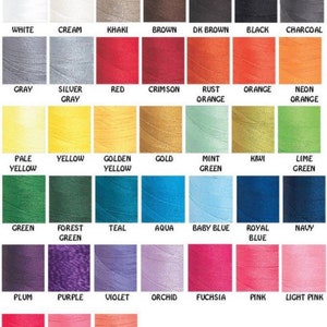 Op de afbeelding: Een kleurenkaart van borduurgaren, met een verscheidenheid aan tinten. De kaart toont kleuren zoals wit, cr&egrave;me, kaki, bruin, zwart, grijs, rood, oranje, geel, groen, blauw, paars, roze en koraal. De tekst "EMBROIDERY THREAD COLORS" staat bovenaan.