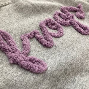 Sudadera con guión de hilo Chenille, sudadera esponjosa de espíritu de equipo, letras de hilo personalizadas de chenille, equipo universitario, ranas, alegría, letras con flecos