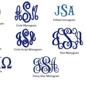 Op de afbeelding: Een witte achtergrond toont verschillende blauwe monogramontwerpen. Stijlen zijn onder meer Circle Block, Circle, Fishtail, Stacked, Circle-Script, Vine, Griekse letters en Fancy Vine monogrammen. Elk ontwerp heeft verschillende lettercombinaties.