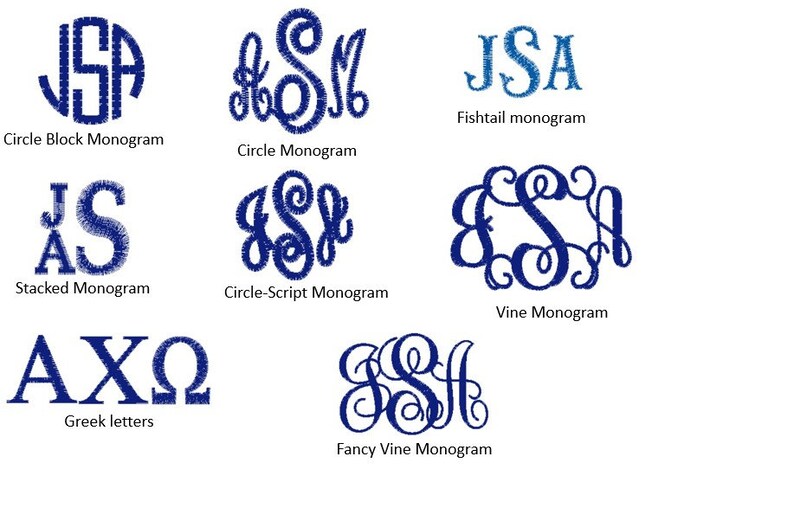 Op de afbeelding: Een witte achtergrond toont verschillende blauwe monogramontwerpen. Stijlen zijn onder meer Circle Block, Circle, Fishtail, Stacked, Circle-Script, Vine, Griekse letters en Fancy Vine monogrammen. Elk ontwerp heeft verschillende lettercombinaties.