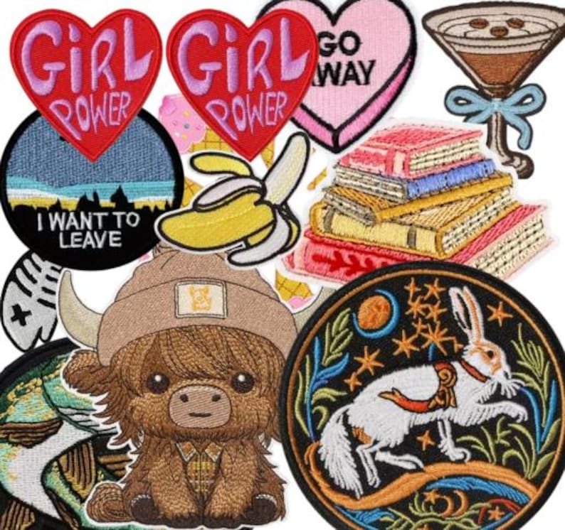 Peut inclure: Une collection d'&eacute;cussons brod&eacute;s de diff&eacute;rentes formes et motifs. Comprend des &eacute;cussons en forme de c&oelig;ur avec le texte "GIRL POWER", un &eacute;cusson rond avec "I WANT TO LEAVE", une pile de livres, une vache des Highlands et un lapin avec un motif floral.