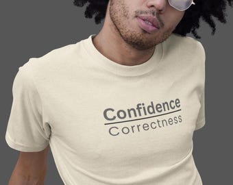Lustiges Spruch T Shirt | Minimal Humor Tee | Cleveres Zitat Bekleidung | Vertrauen über Korrektheit Shirt