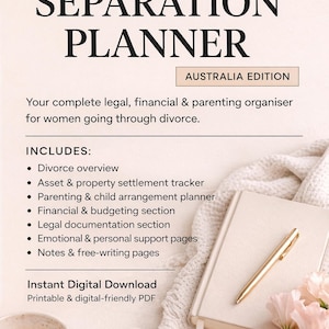 Op de afbeelding: Een digitale planner getiteld "DIVORCE & SEPARATION PLANNER AUSTRALIA EDITION" met een crèmekleurig boek, een gouden pen en roze bloemen. Bevat secties voor juridische, financiële en ouderschapsorganisatie. Printbare en digitale PDF.