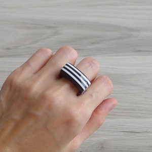 Vintage 1980s Black & White Striped Mod Plastic Ring – Size 7.5, Bold Geometric Rectangular Statement Ring
