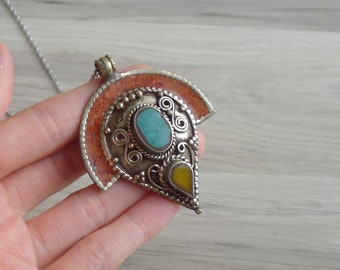 Vintage '80s 'Amulet' Hippie Inlaid Stone Pendant Long Necklace