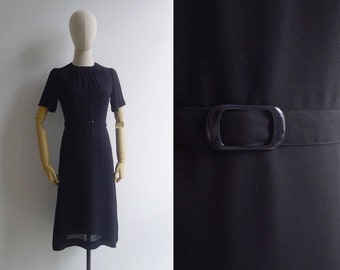 Petite robe noire classique des années 70 avec ceinture assortie TP-S