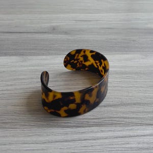 Pulseira rígida vintage dos anos 80 em plástico imitando casco de tartaruga, estilo retrô, grossa e aberta (tamanho único)