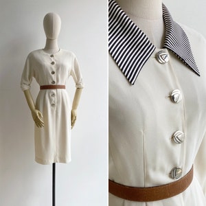 Vestido vintage de los años 80 en color crema con cuello y puños a rayas, tallas XS-S, estilo lápiz convertible para trabajo elegante con botones en la parte delantera.