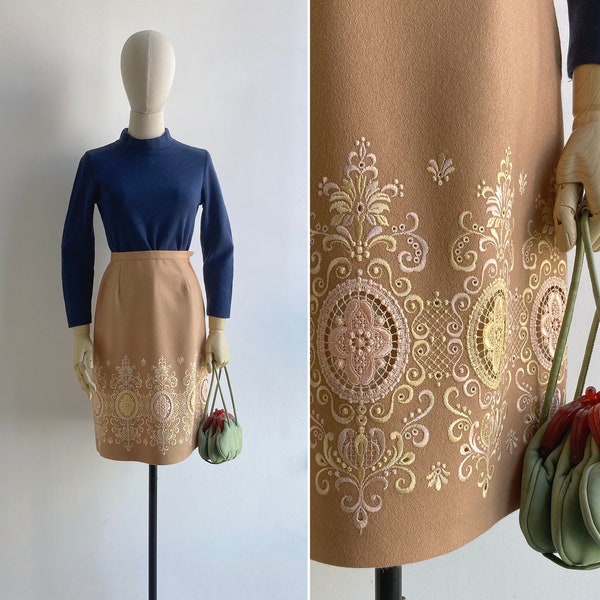 Falda lápiz vintage de fieltro de lana color camel de los años 70, talla XS, talle alto, corte ajustado con bordado de ojales en tonos pastel y diseño de encaje floral calado.