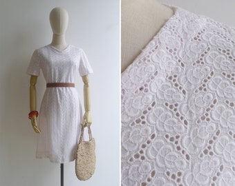 SALE - Vintage 70er Jahre Hellrosa Etuikleid mit Cutwork-Ösenstickerei M