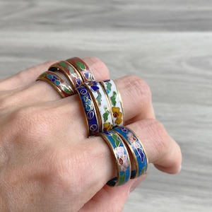 Anillos vintage de esmalte cloisonné floral de los años 70, anillo retro bohemio oriental con flores y detalles dorados (varios tamaños).
