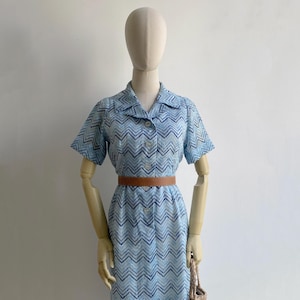 Vestido camisero vintage azul de los años 80 con estampado de chevron en zigzag, tallas S-M, estilo japonés, corte midi, cuello y mangas cortas.