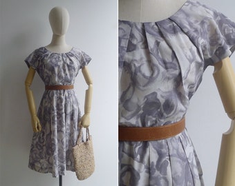 Robe froncée évasée et fleurie grise des années 50 vintage, M-L