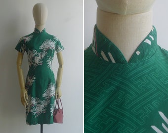 SALE - Vintage '70s Hanabi Green Oriental Print Cheongsam XS-S