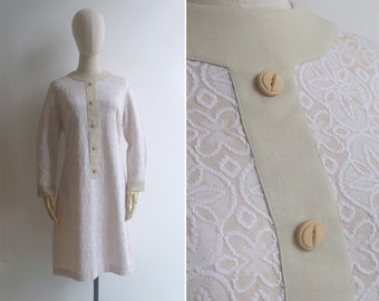 Robe années 70 en polyester mod texturé beige et blanche vintage des années 70 M-L