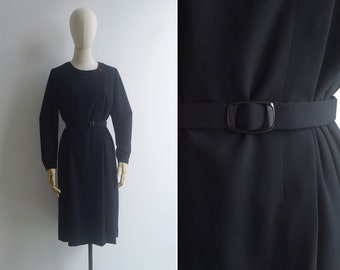 Robe midi asymétrique noire vintage des années 80 avec ceinture assortie L