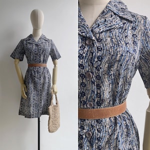 Vintage 1970er Jahre Blau & Creme besticktes Hemdkleid mit Blumenmuster S-M, Retro japanisches A-Line Midi-Kleid mit Knopfleiste und kurzen Ärmeln