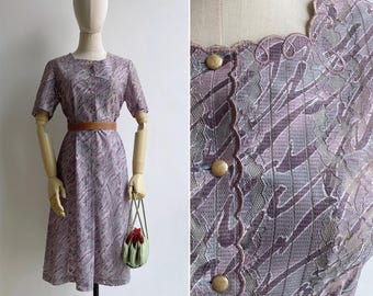 Vintage jaren 80 paarse kleedje midi-jurk met abstracte print met abstracte print, ML, pastelkleurige vierkante hals met geschulpte borduursels, hoge taille en a-lijn silhouet