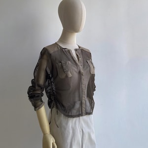 Camisa de malla safari estilo cargo verde Y2K vintage, tallas XS y S, camisa de red verde oliva con botones a presión y cordones ajustables.