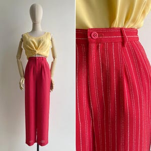 1980年代のヴィンテージ、赤と白のスクリブルストライプ柄トラウザーズ（S～M）、ハイウエストの明るいマリン風レトロスリムフィットパンツ