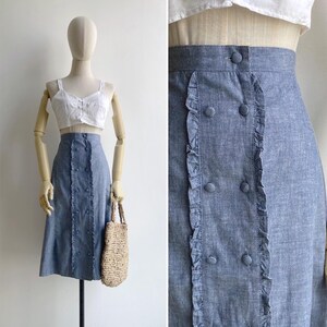Vintage 80-tals blå Chambray A-linjeformad midikjol XS, volangkant, dubbelknäppt kjol med knappar och matchande rosettbälte