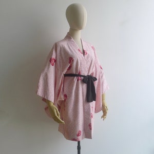 Szlafrok kimonowy Haori z jedwabiu Shibori w kolorze różowym z lat 50. XX wieku, z nadrukiem tie-dye i rubinowoczerwonymi płatkami kwiatów, z podszewką