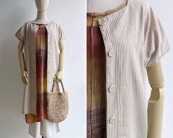 Vestido de trabajo vintage de los años 80 de algodón y lino a rayas finas, tallas S-M, chaqueta retro de largo midi con cuello cuadrado y rayas beige y blancas.