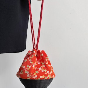 Bolso Chirimen Kinchaku vintage con base de mimbre tejido, bolso de mano retro tradicional japonés con cordón ajustable.