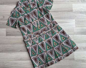 Vintage 70s Green Mod Triangle Print Dropwaist Dress S, Retro Bold Graphic Printed Scooter Dress with Preppy Collar & Belt