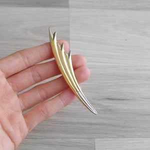 Vintage 1980s Modernist Gold Tone Slim Brosche Pin, Abstraktes Blatt Design, eleganter minimalistischer Schmuck, sichere Brosche
