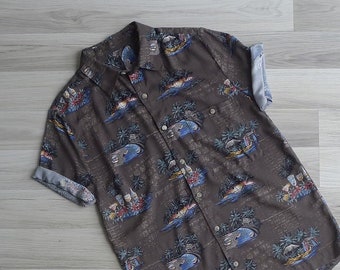 SALE - Vintage Herren-Rayon-Hemd mit „Tropical Vacation“-Neuheitsdruck S-M