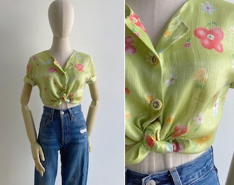 Vintage 90-tals skimrande neongrön blommig blus XS-S, retro somrig ljus limefärgad kortärmad topp med knappar