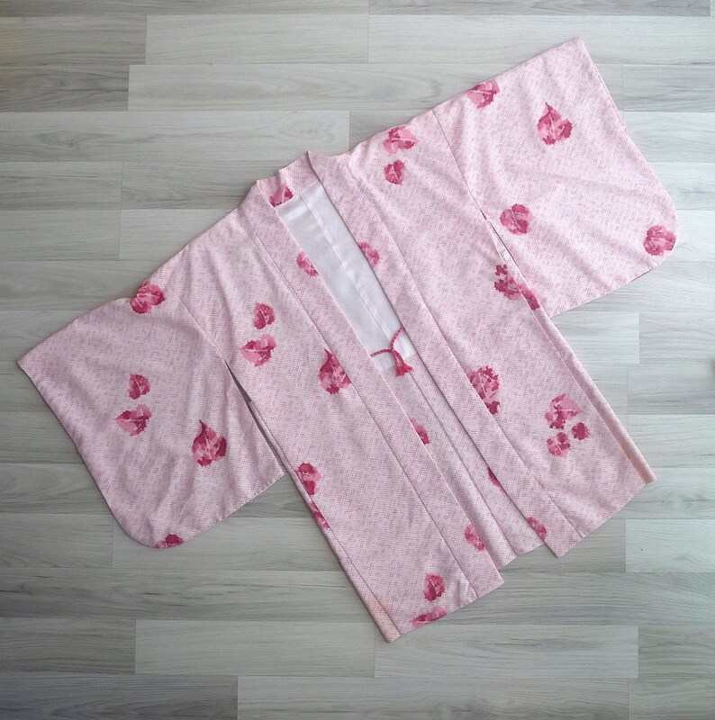 Vintage 50s Pink Shibori Silk Haori Kimono Robe XS S M, Tie Dye Print with Ruby Red Floral Petals, Lined Layering Jacket image 4