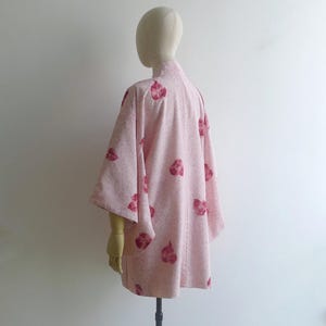 Vintage 50s Pink Shibori Silk Haori Kimono Robe XS S M, Tie Dye Print with Ruby Red Floral Petals, Lined Layering Jacket image 9