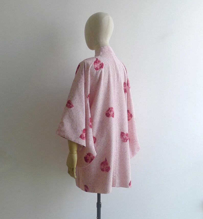 Vintage 50s Pink Shibori Silk Haori Kimono Robe XS S M, Tie Dye Print with Ruby Red Floral Petals, Lined Layering Jacket image 9