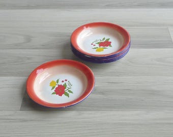 Platos de postre vintage de los años 50, estilo kitsch, de esmalte rojo con estampado floral, plato redondo plano retro, utensilios de cocina de esmalte.