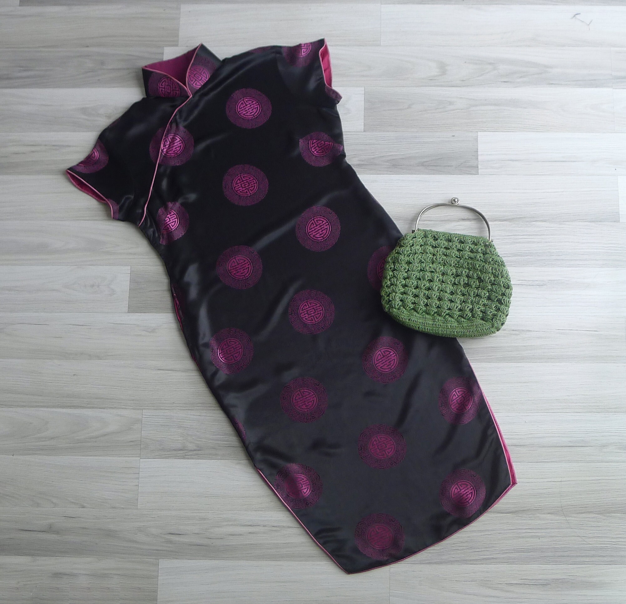 Vintage jaren 1950 zwarte en fuchsiaroze cheongsam-jurk van zijdebrokaat, qipao-jurk met hoge mandarijnkraag en traditioneel motief