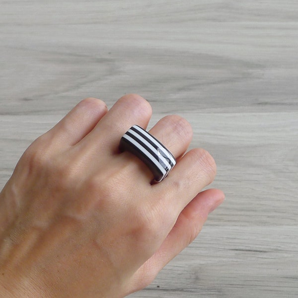 SALE - Vintage '80s Black & White Striped Mod Plastic Ring (Size 7.5)