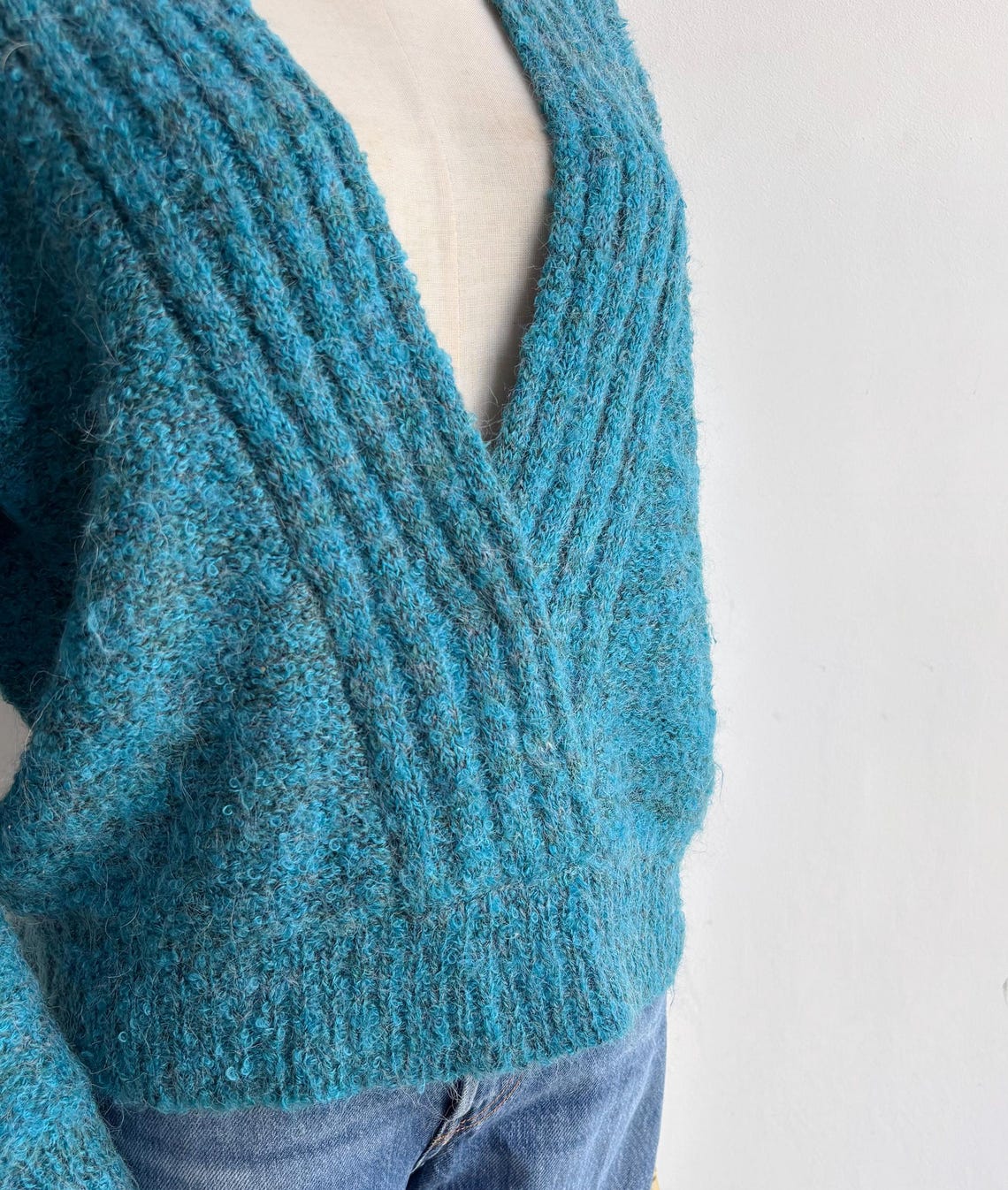 Vintage 80s Teal Blue Deep V-Neck Jumper XS S M, Retro Wool Blend Knit Sweater, foto 3 di 5