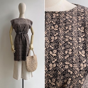 Bluzka tunika z brązowego sztruksu w stylu vintage z lat 70., z jesiennymi kwiatami, rozmiar XS-S, ze ściągaczem w talii, skośnymi rękawami i rozcięciami po bokach