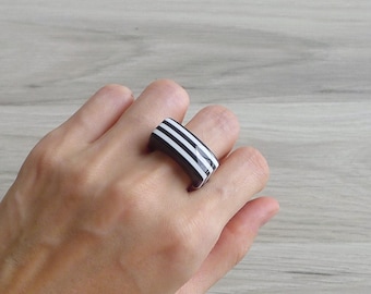 Vintage 80s Black & White Striped Mod Plastic Ring (Size 7.5), Bold Geometric Rectangular Statement Ring