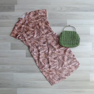Vintage 1960s Mauve Blush Abstract Cheongsam Dress S-M, Retro Leaf Print Slim Pencil Dress with High Mandarin Collar